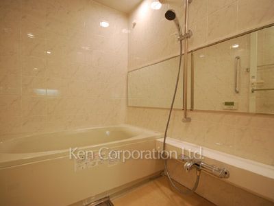 Bath ※Photo of the same layout on 17 floor. Decoration and fixture may differ.