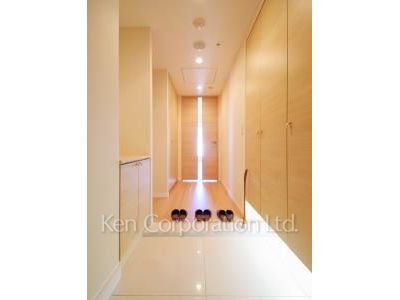 Entrance ※Photo of the same layout on 26 floor. Decoration and fixture may differ.