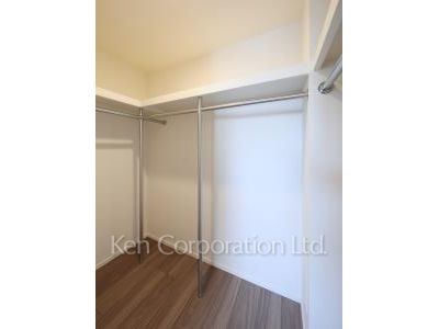 Walk-In Closet ※Photo of the same layout on 5 floor. Decoration and fixture may differ.
