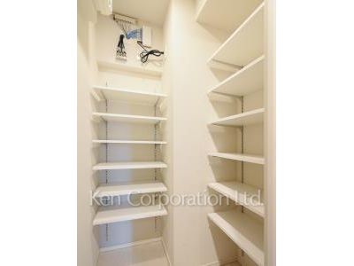Shoes-In Closet ※Photo of the same layout on 1 floor. Decoration and fixture may differ.