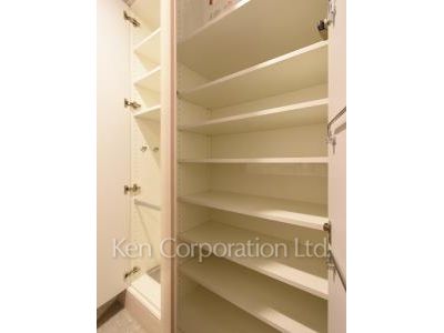 Shoes Closet ※Photo of the same layout on 14 floor. Decoration and fixture may differ.
