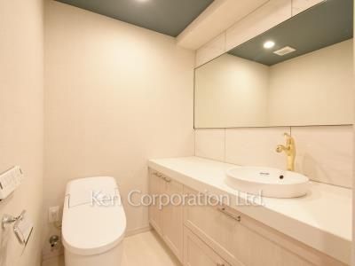 Powder Room ※Photo of the same layout on 14 floor. Decoration and fixture may differ.