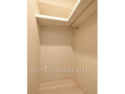 Walk-In Closet ※Photo of the same layout on 14 floor. Decoration and fixture may differ.