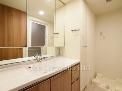 Powder Room ※Photo of the same layout on 2 floor. Decoration and fixture may differ.