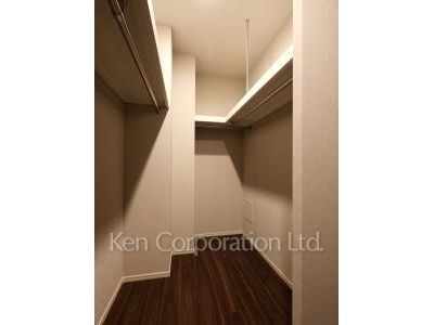 Walk-In Closet ※Photo of the same layout on 9 floor. Decoration and fixture may differ.