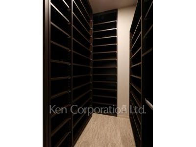Shoes-In Closet ※Photo of the same layout on 9 floor. Decoration and fixture may differ.