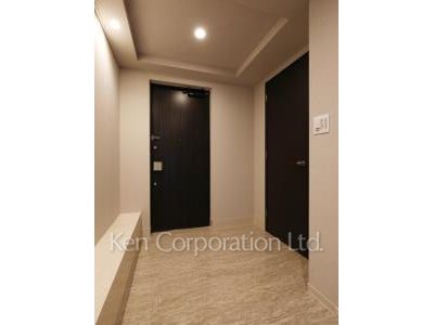 Entrance ※Photo of the same layout on 9 floor. Decoration and fixture may differ.