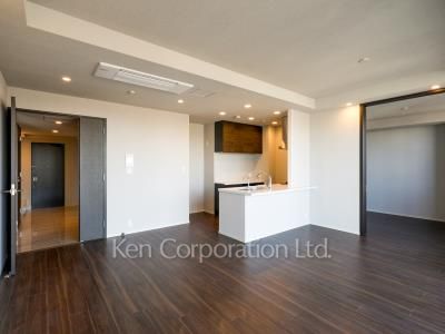Living-Dining ※Photo of the same layout on 9 floor. Decoration and fixture may differ.