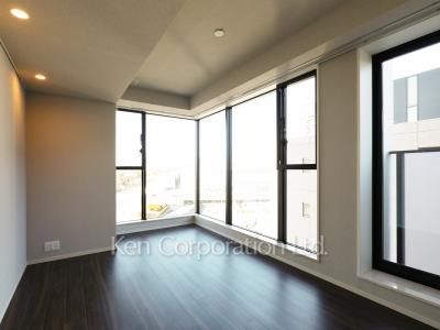 Master Bedroom ※Photo of the same layout on 9 floor. Decoration and fixture may differ.