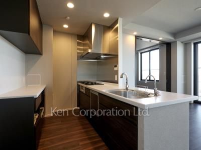 Kitchen ※Photo of the same layout on 9 floor. Decoration and fixture may differ.