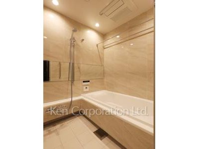 Bath ※Photo of the same layout on 9 floor. Decoration and fixture may differ.