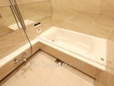 Bath ※Photo of the same layout on 9 floor. Decoration and fixture may differ.