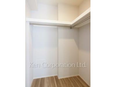 Walk-In Closet ※Photo of the same layout on 10 floor. Decoration and fixture may differ.