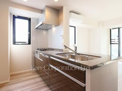 Kitchen ※Photo of the same layout on 10 floor. Decoration and fixture may differ.