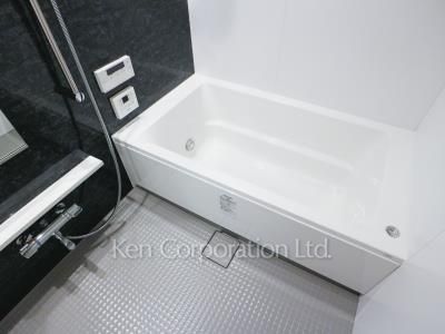 Bath ※Photo of the same layout on 10 floor. Decoration and fixture may differ.