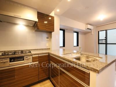 Kitchen ※Photo of the same layout on 2 floor. Decoration and fixture may differ.