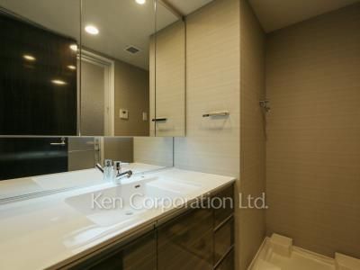 Powder Room ※Photo of the same layout on 2 floor. Decoration and fixture may differ.