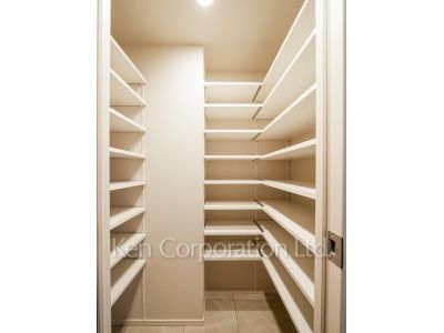Shoes-In Closet ※Photo of the same layout on 12 floor. Decoration and fixture may differ.