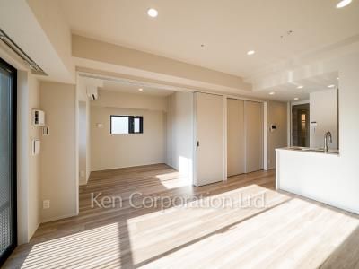 Living-Dining ※Photo of the same layout on 12 floor. Decoration and fixture may differ.
