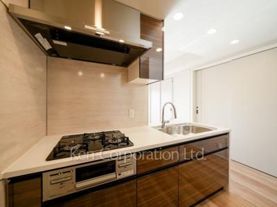 Kitchen ※Photo of the same layout on 12 floor. Decoration and fixture may differ.