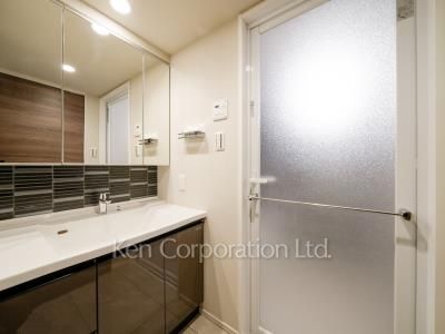 Powder Room ※Photo of the same layout on 12 floor. Decoration and fixture may differ.