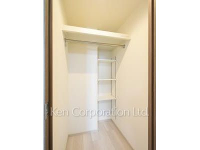 Walk-In Closet ※Photo of the same layout on 10 floor. Decoration and fixture may differ.