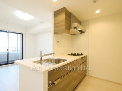 Kitchen ※Photo of the same layout on 10 floor. Decoration and fixture may differ.