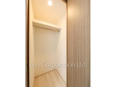 Walk-In Closet ※Photo of the same layout on 10 floor. Decoration and fixture may differ.