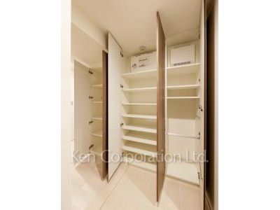 Shoes Closet ※Photo of the same layout on 10 floor. Decoration and fixture may differ.