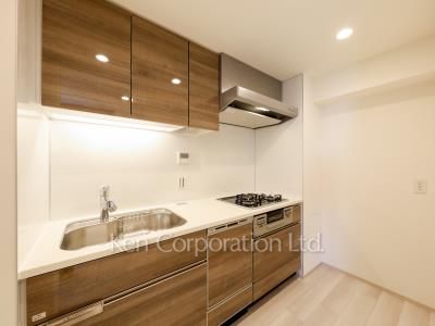 Kitchen ※Photo of the same layout on 10 floor. Decoration and fixture may differ.