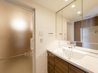 Powder Room ※Photo of the same layout on 10 floor. Decoration and fixture may differ.