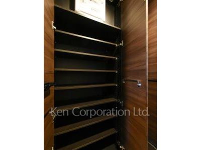 Shoes Closet ※Photo of the same layout on 9 floor. Decoration and fixture may differ.