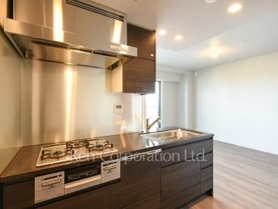 Kitchen ※Photo of the same layout on 9 floor. Decoration and fixture may differ.