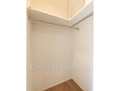 Walk-In Closet ※Photo of the same layout on 9 floor. Decoration and fixture may differ.