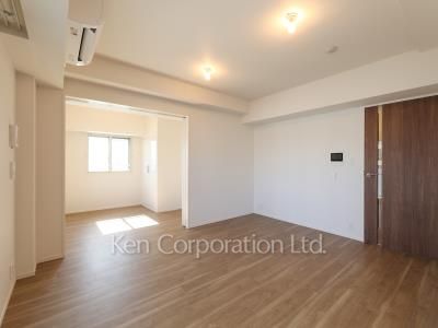 Living-Dining ※Photo of the same layout on 9 floor. Decoration and fixture may differ.