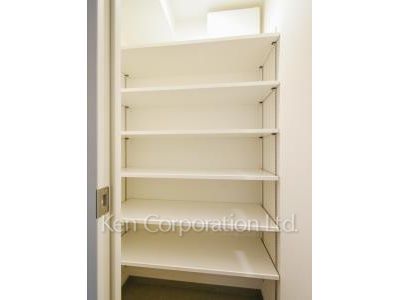 Shoes-In Closet ※Photo of the same layout on 6 floor. Decoration and fixture may differ.