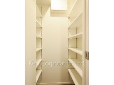 Shoes-In Closet ※Photo of the same layout on 6 floor. Decoration and fixture may differ.