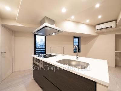 Kitchen ※Photo of the same layout on 4 floor. Decoration and fixture may differ.