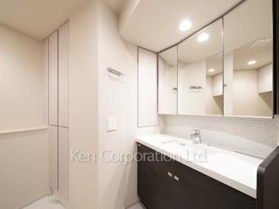 Powder Room ※Photo of the same layout on 4 floor. Decoration and fixture may differ.