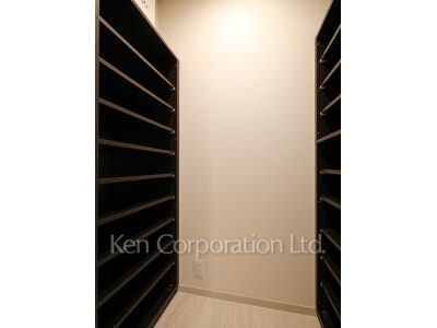 Shoes-In Closet ※Photo of the same layout on 8 floor. Decoration and fixture may differ.