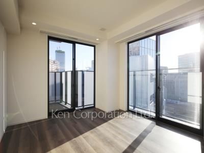 Master Bedroom ※Photo of the same layout on 8 floor. Decoration and fixture may differ.