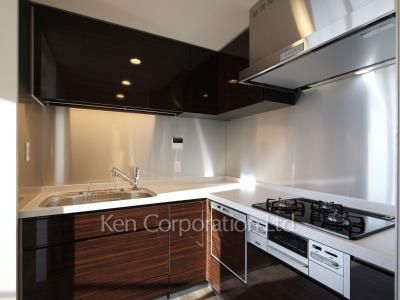 Kitchen ※Photo of the same layout on 8 floor. Decoration and fixture may differ.