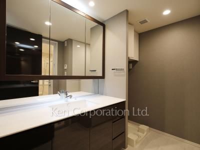 Powder Room ※Photo of the same layout on 8 floor. Decoration and fixture may differ.