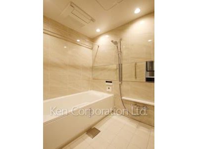 Bath ※Photo of the same layout on 8 floor. Decoration and fixture may differ.