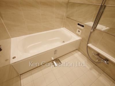 Bath ※Photo of the same layout on 8 floor. Decoration and fixture may differ.