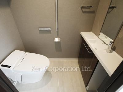 Lavatory ※Photo of the same layout on 8 floor. Decoration and fixture may differ.