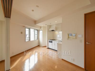 Living-Dining ※Photo of the same layout on 9 floor. Decoration and fixture may differ.