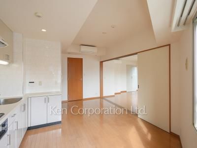Living-Dining ※Photo of the same layout on 9 floor. Decoration and fixture may differ.