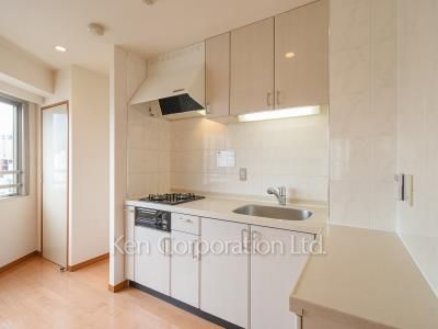 Kitchen ※Photo of the same layout on 9 floor. Decoration and fixture may differ.