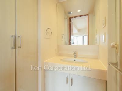 Powder Room ※Photo of the same layout on 9 floor. Decoration and fixture may differ.